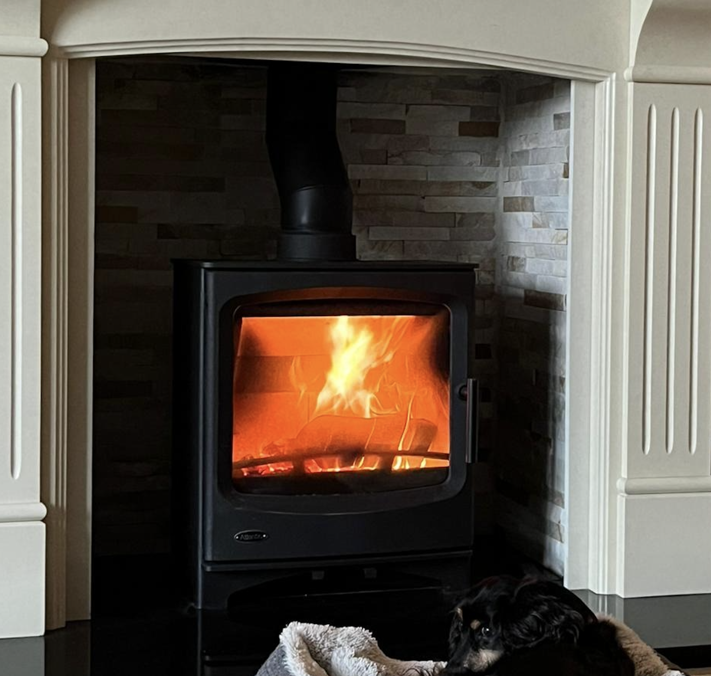 Alcove stove with stacked stone interior